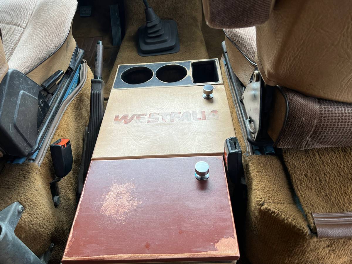 Volkswagen-kombi-camper-1981-blue-41