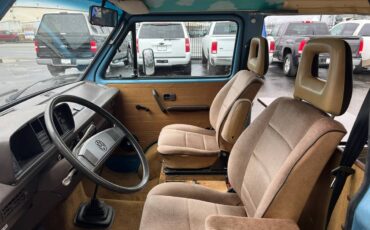 Volkswagen-kombi-camper-1981-blue-42