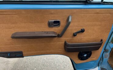 Volkswagen-kombi-camper-1981-blue-43