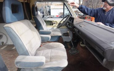 Volkswagen-kombi-camper-1981-grey-2