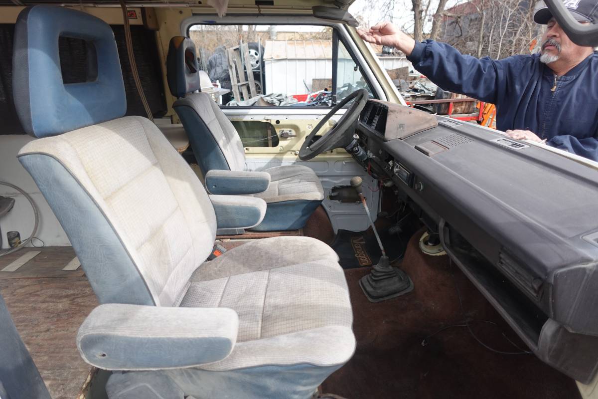 Volkswagen-kombi-camper-1981-grey-2