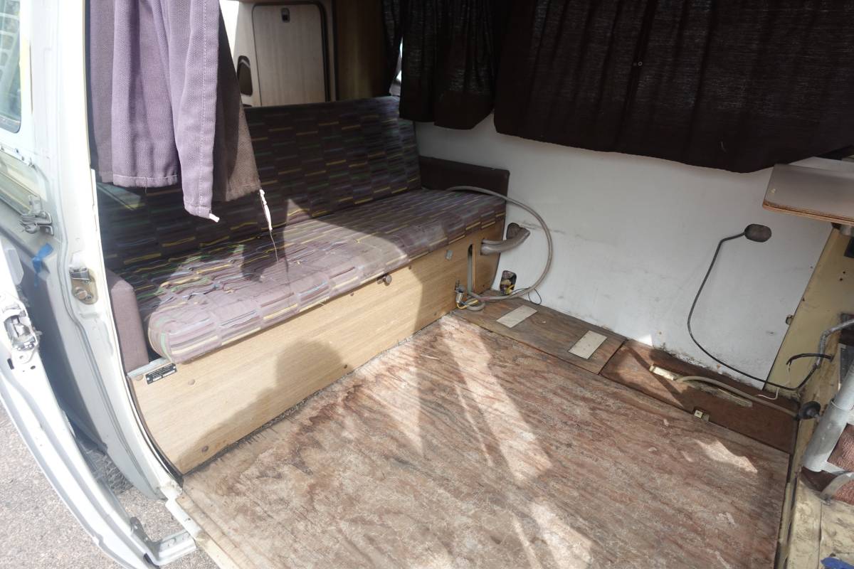 Volkswagen-kombi-camper-1981-grey-36