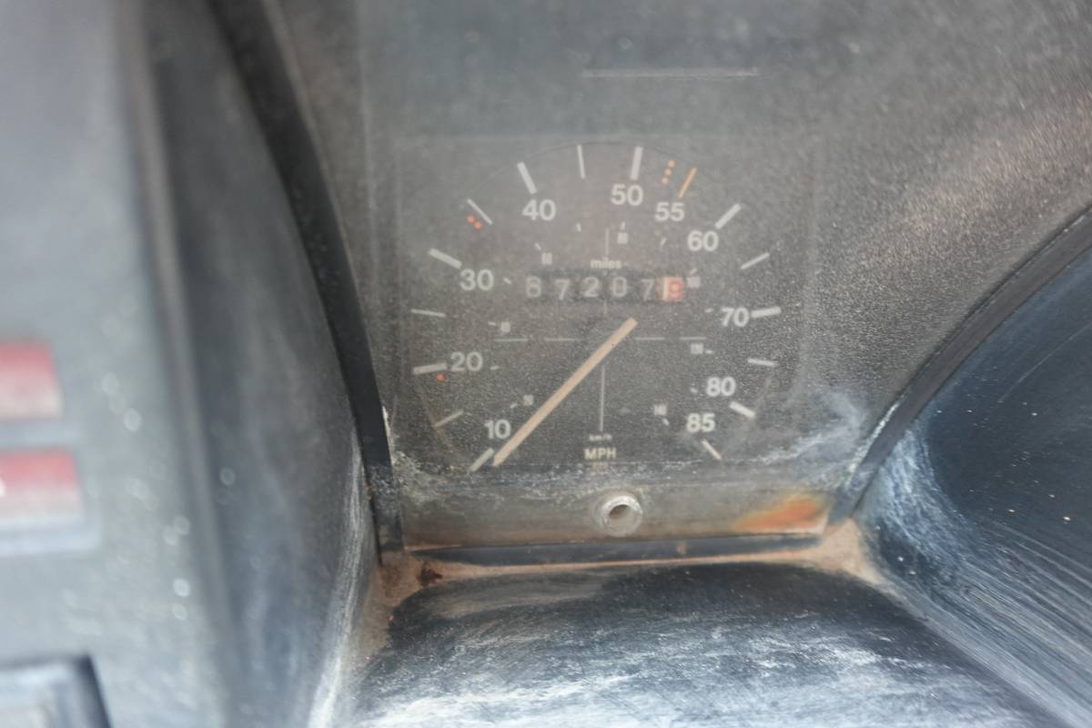 Volkswagen-kombi-camper-1981-grey-38