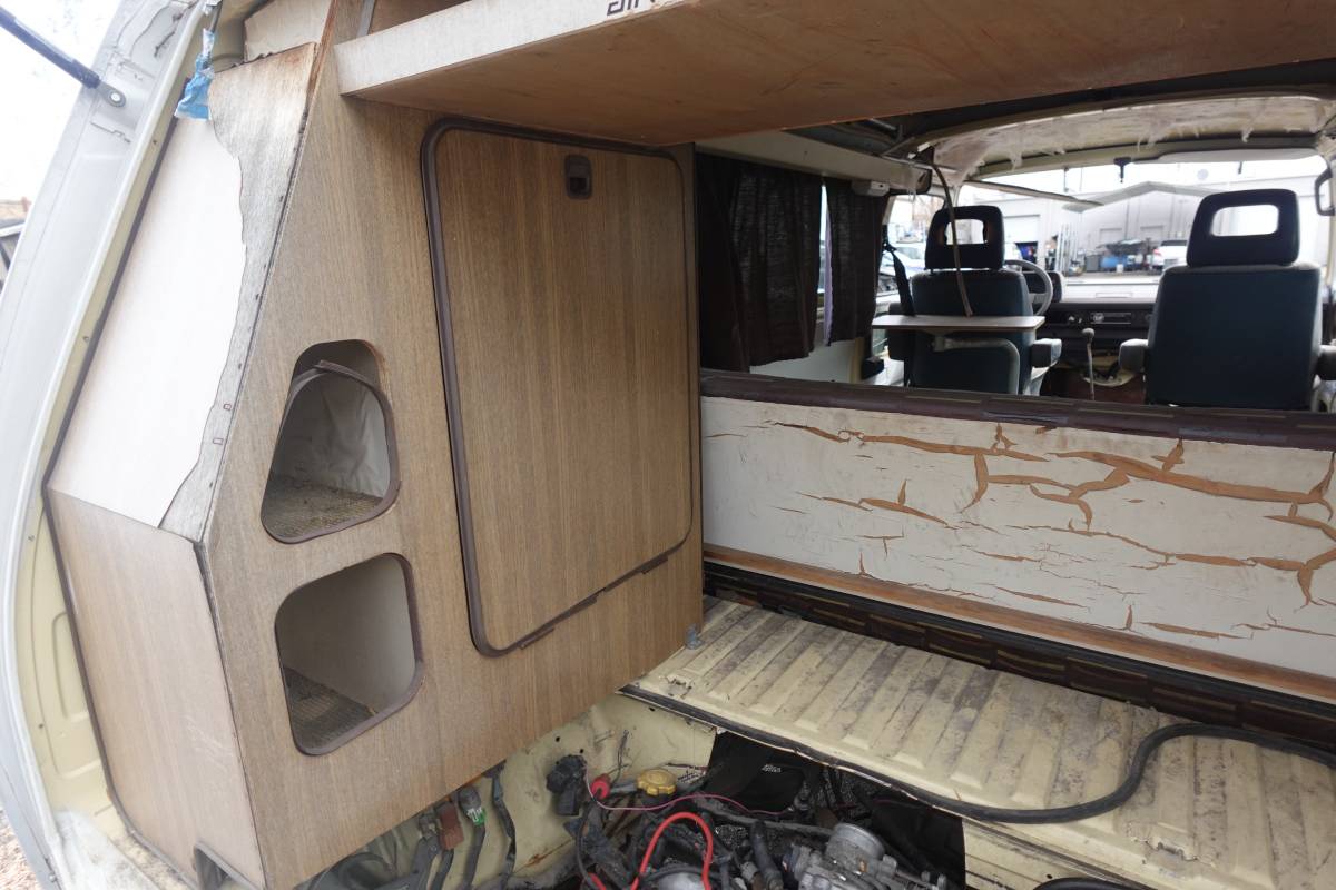 Volkswagen-kombi-camper-1981-grey-4