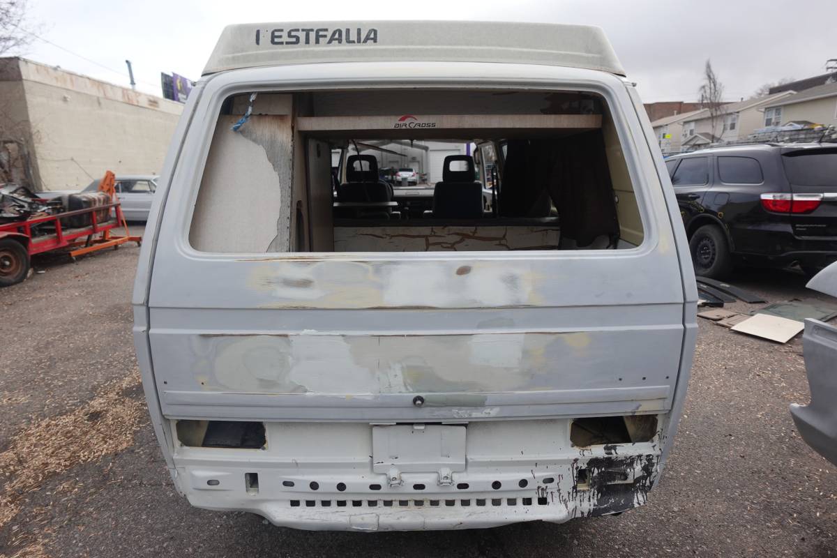 Volkswagen-kombi-camper-1981-grey-43