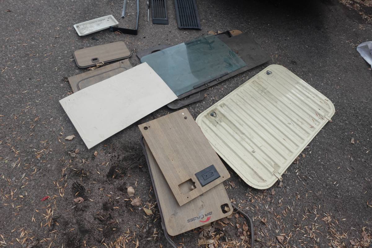 Volkswagen-kombi-camper-1981-grey-55