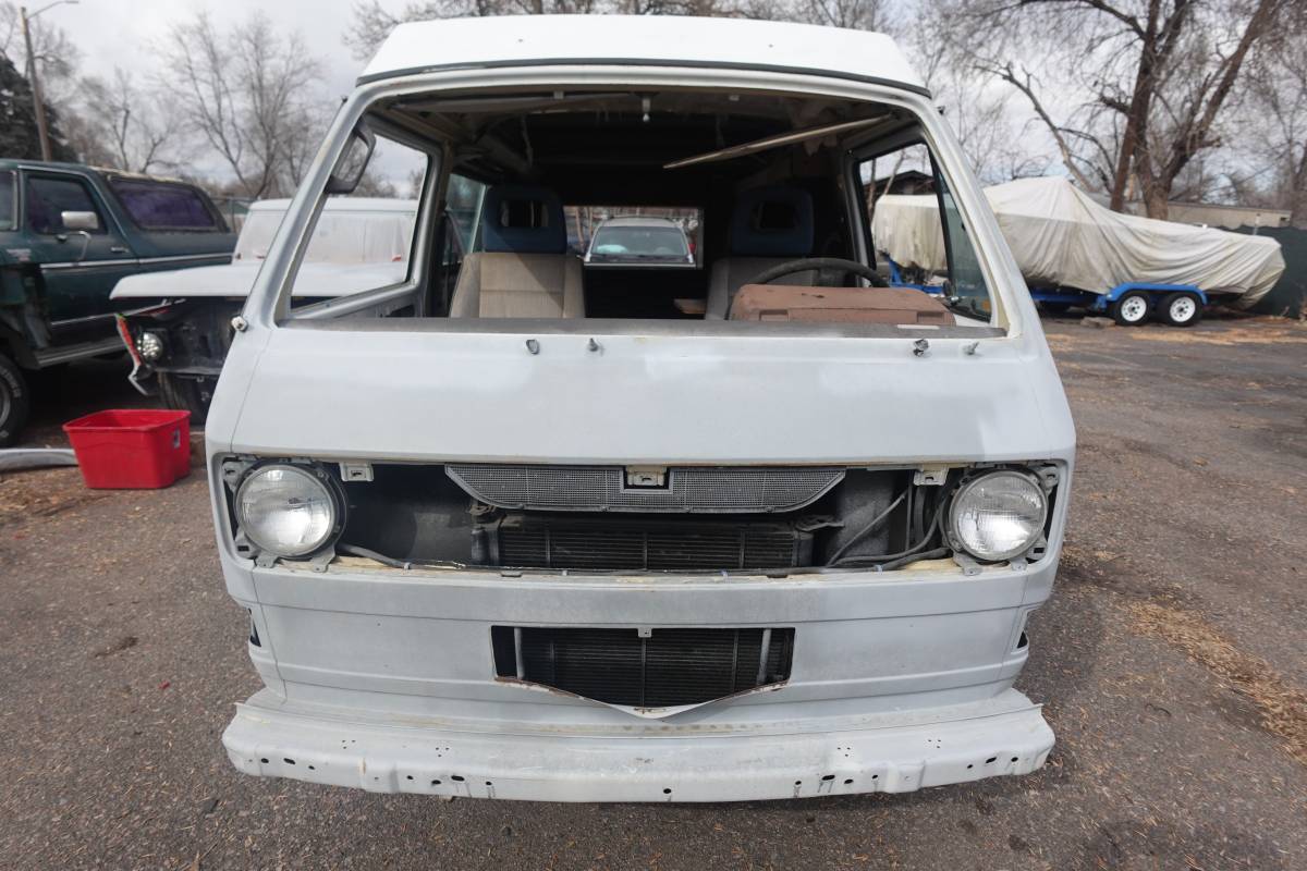 Volkswagen-kombi-camper-1981-grey-6