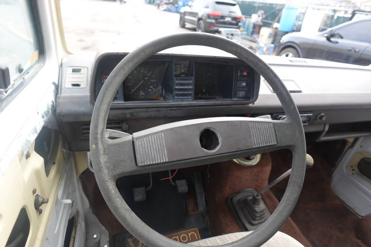 Volkswagen-kombi-camper-1981-grey-69