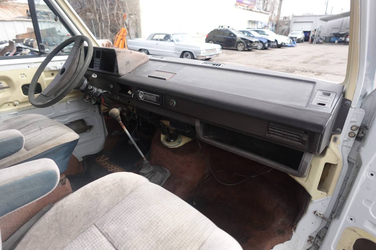 Volkswagen-kombi-camper-1981-grey-71