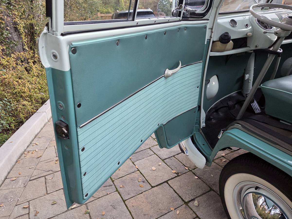 Volkswagen-micro-bus-1964-17