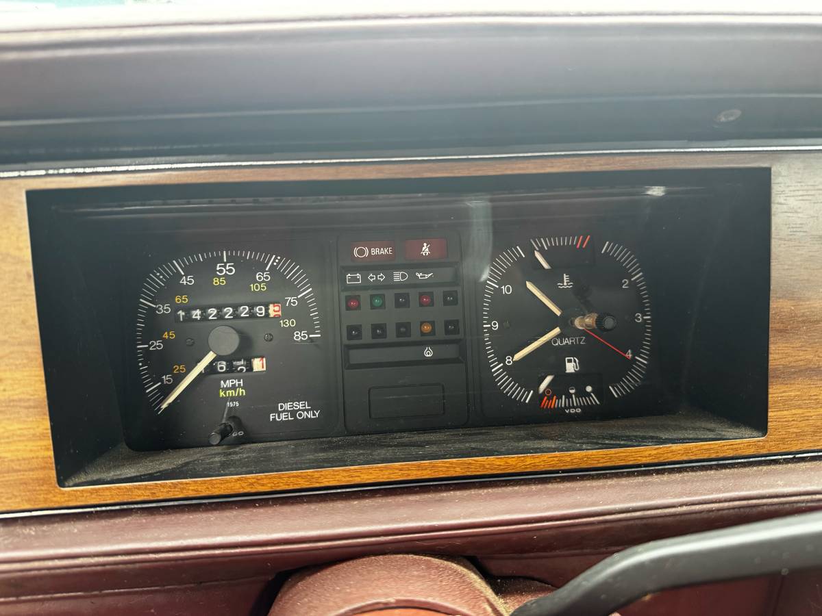 Volkswagen-rabbit-diesel-1981-red-7