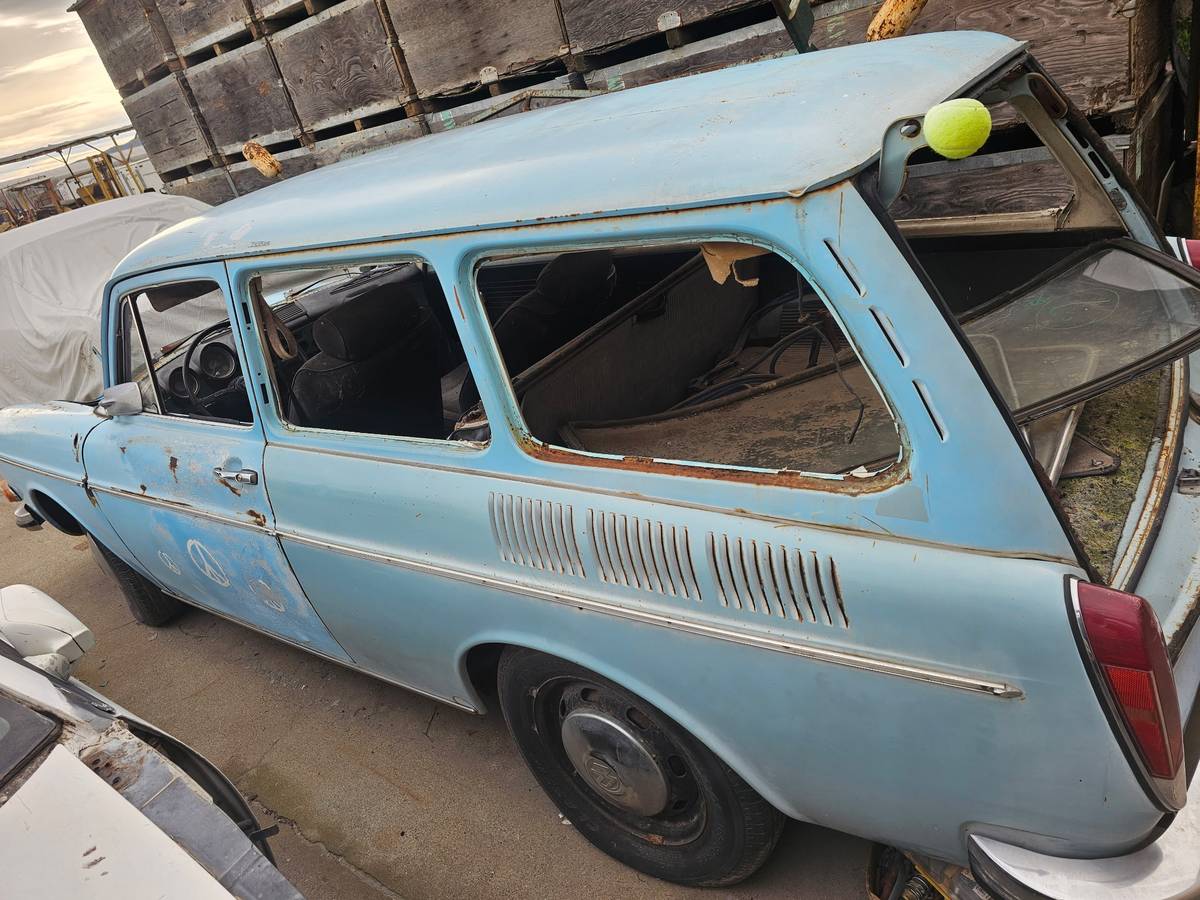 Volkswagen-squareback-1970-blue-2