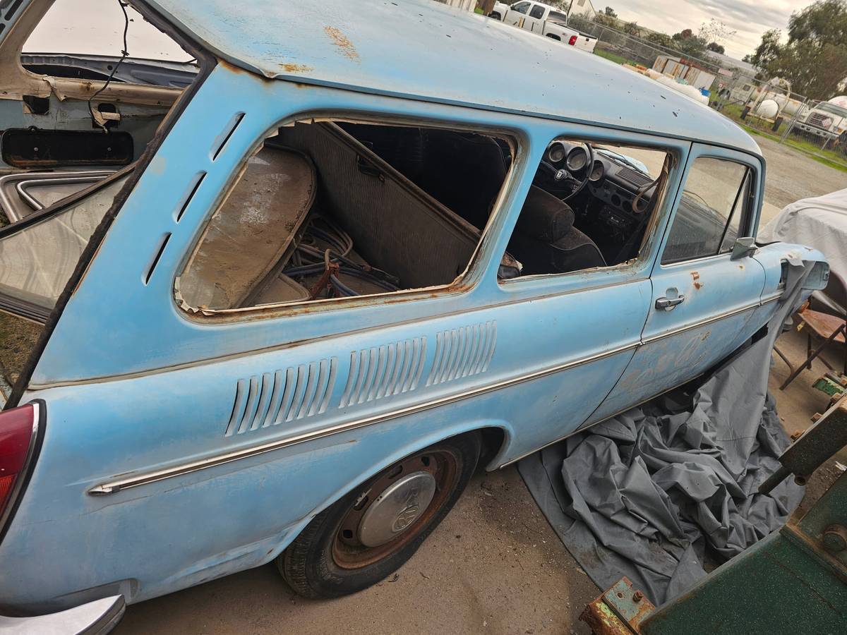 Volkswagen-squareback-1970-blue-3