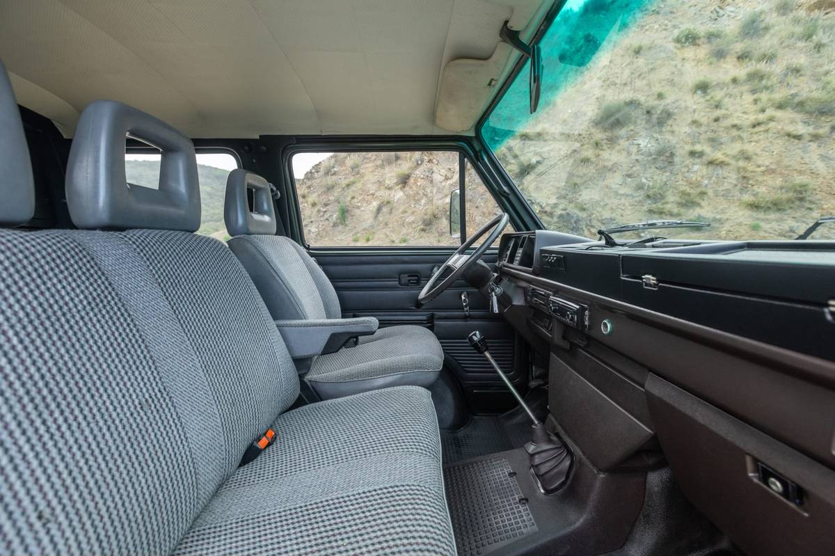 Volkswagen-t-3-doka-diesel-1987-green-11