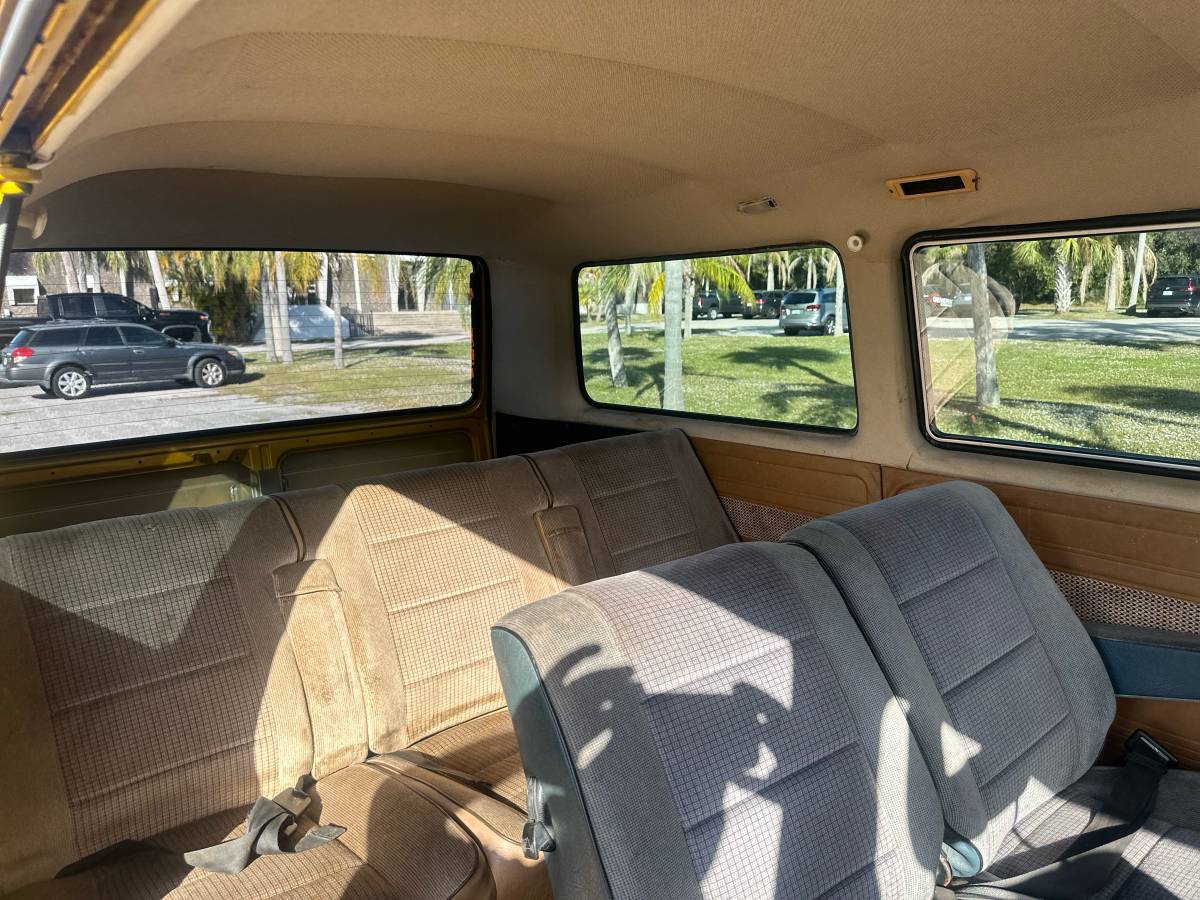 Volkswagen-vanagon-1982-custom-10