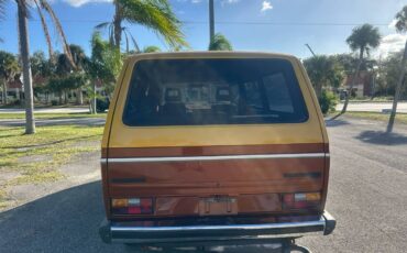 Volkswagen-vanagon-1982-custom-11