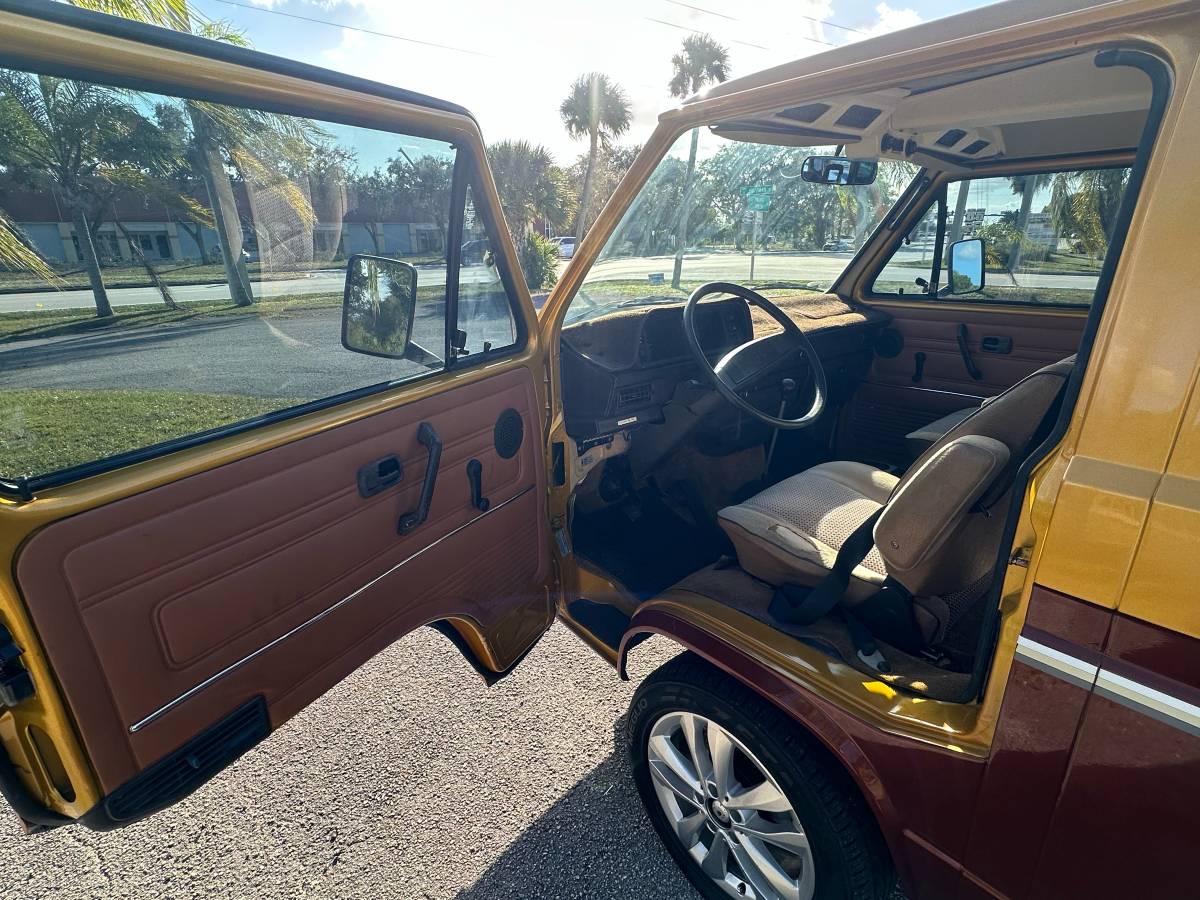 Volkswagen-vanagon-1982-custom-13