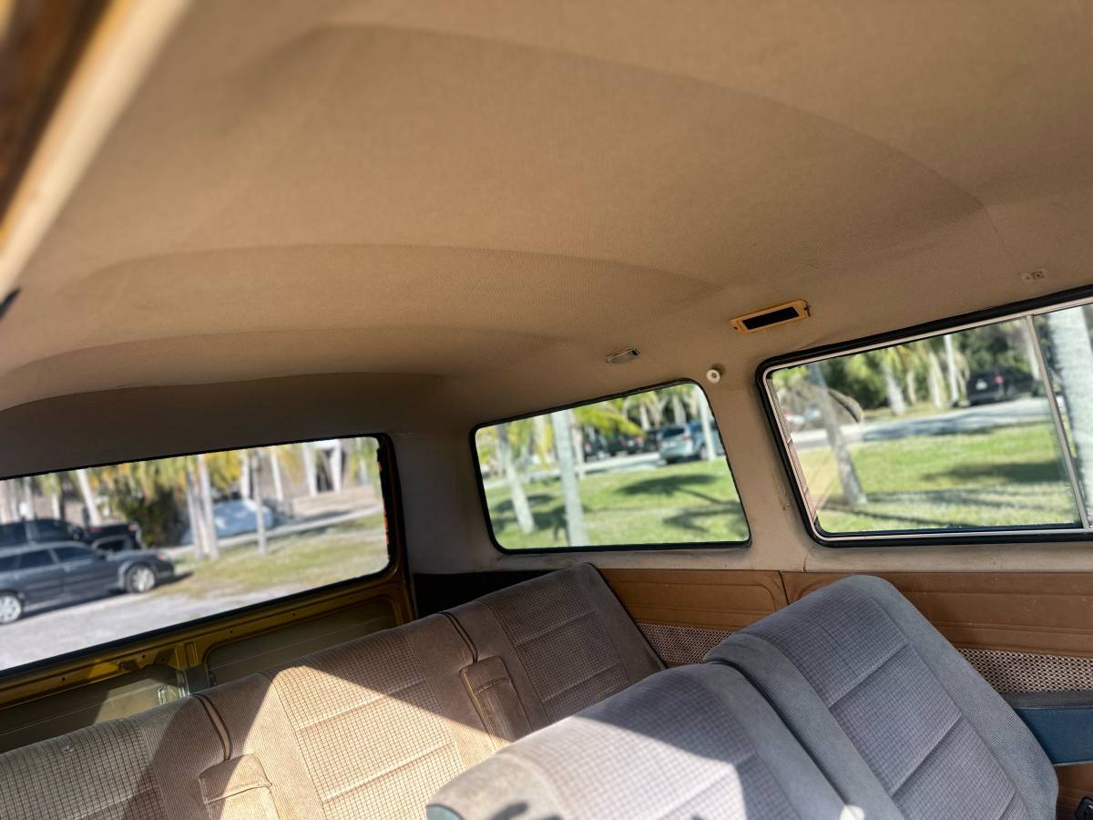 Volkswagen-vanagon-1982-custom-19