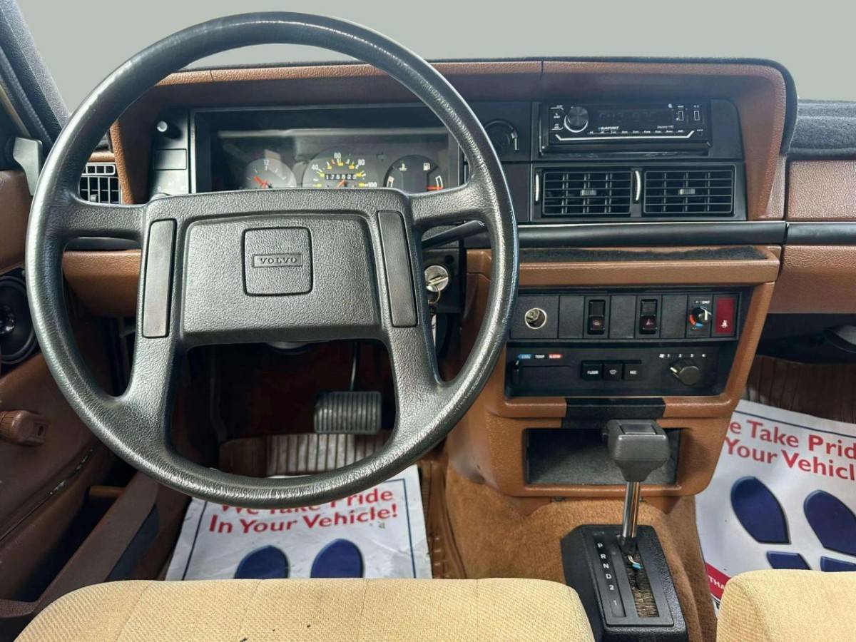 Volvo-240-1982-blue-19