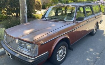 Volvo-240-1985-red-1