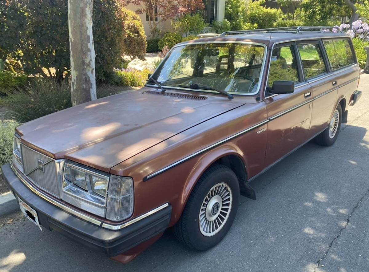 Volvo-240-1985-red-1