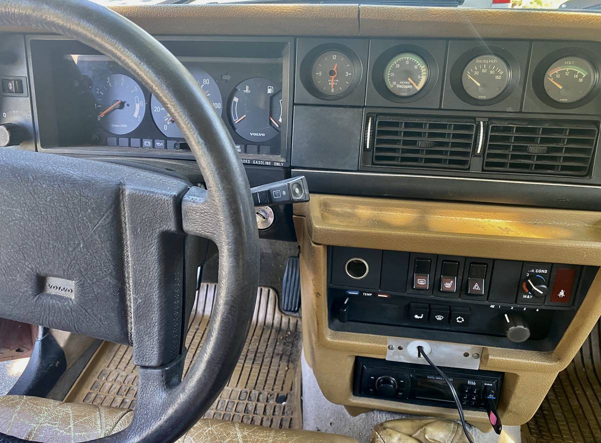 Volvo-240-1985-red-2