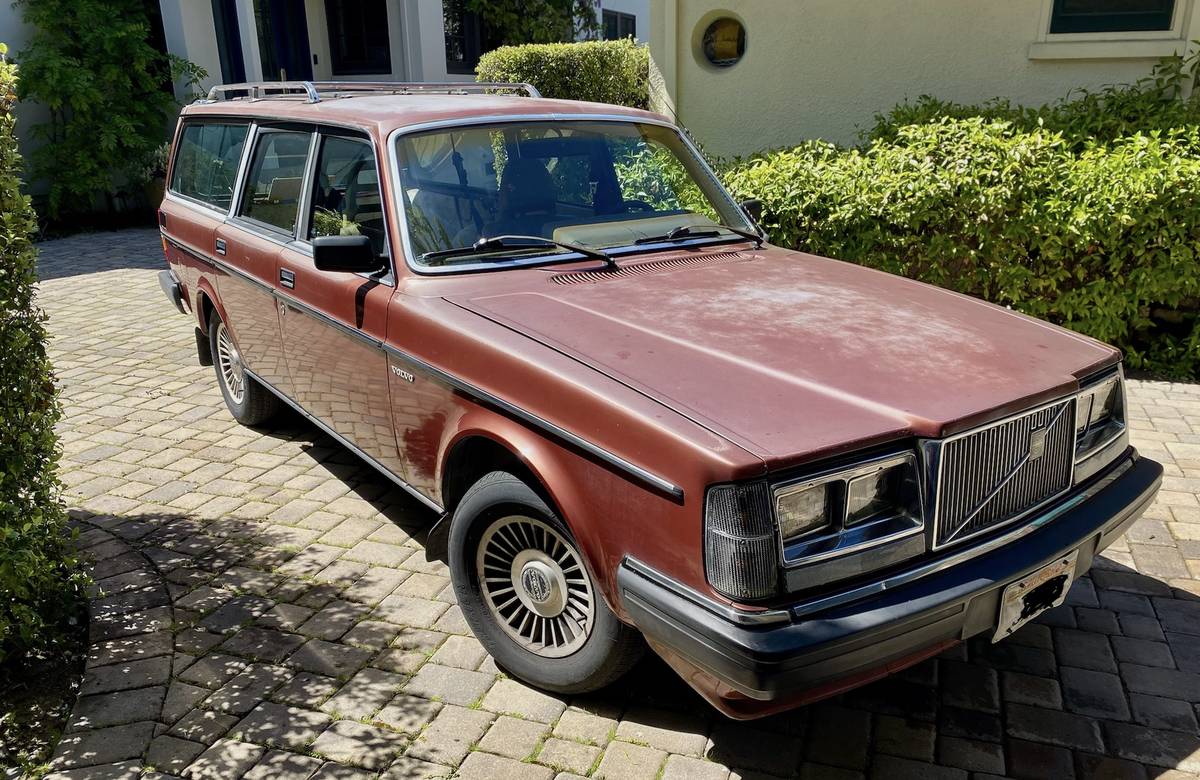 Volvo-240-1985-red