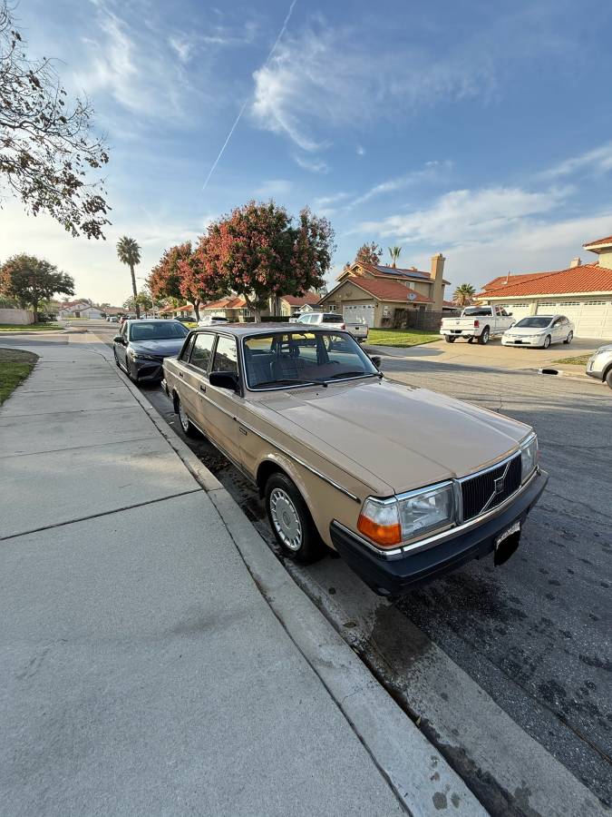 Volvo-240-1986-brown-1