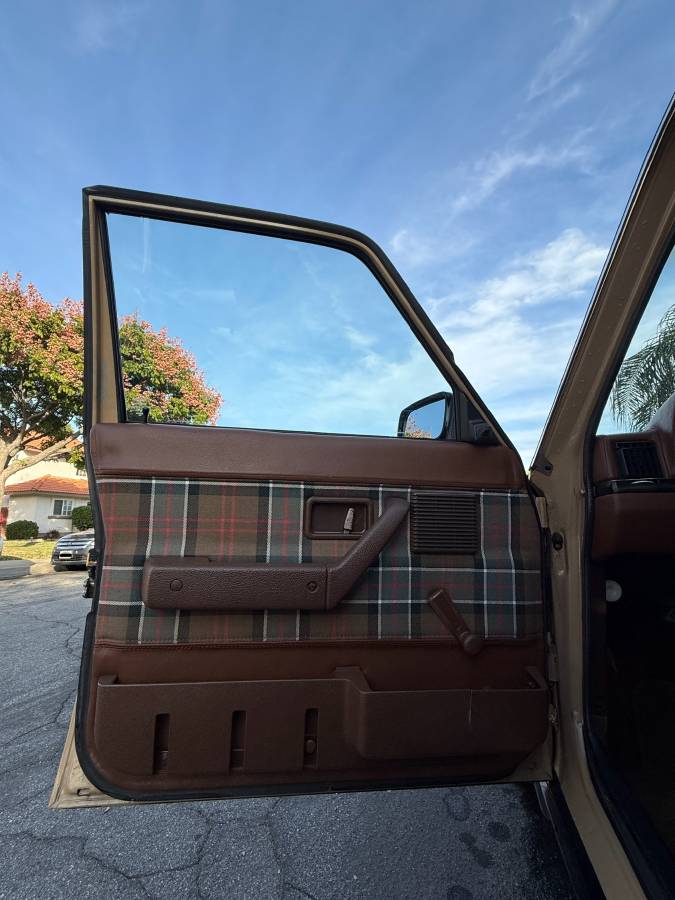 Volvo-240-1986-brown-10