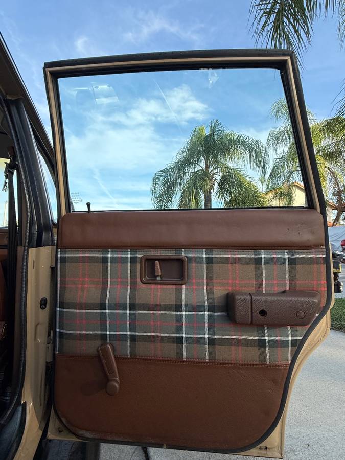 Volvo-240-1986-brown-16