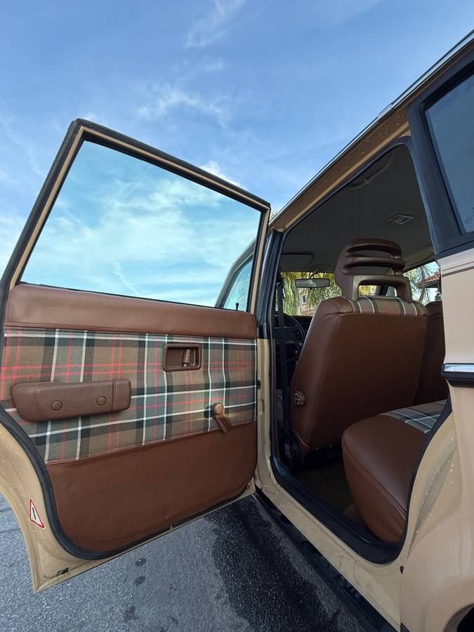 Volvo-240-1986-brown-19