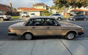 Volvo-240-1986-brown-2