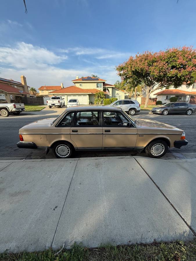 Volvo-240-1986-brown-2