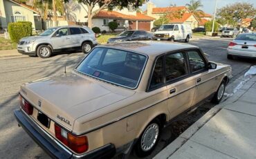Volvo-240-1986-brown-3