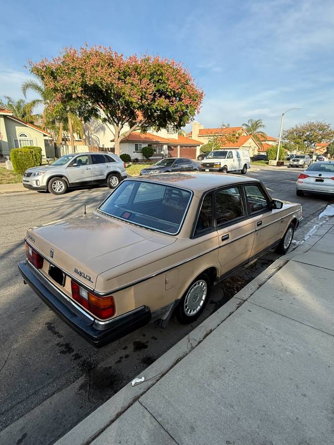 Volvo-240-1986-brown-3