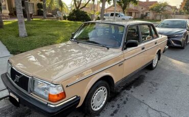 Volvo-240-1986-brown