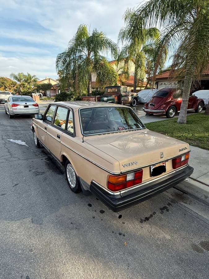 Volvo-240-1986-brown-4