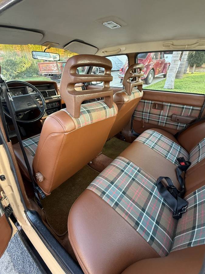 Volvo-240-1986-brown-9
