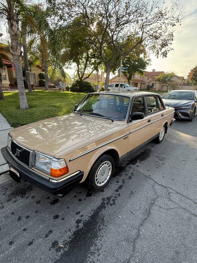 Volvo-240-1986-brown