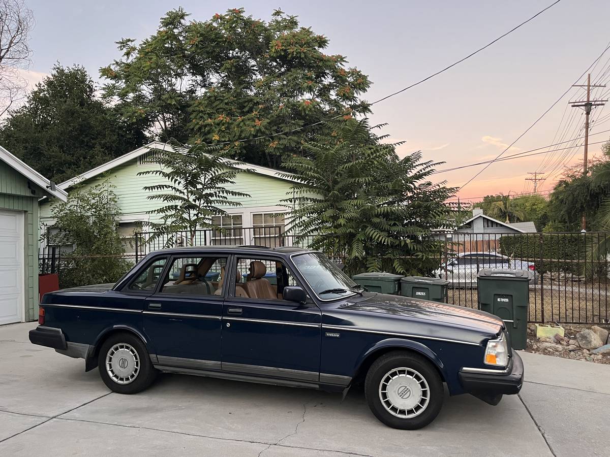 Volvo-240-1990-blue-1
