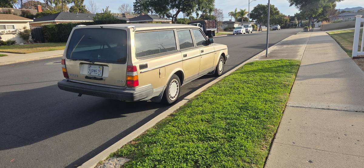 Volvo-240-1990-brown-2