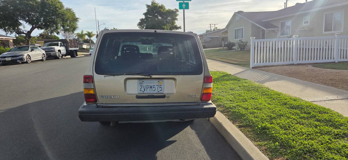 Volvo-240-1990-brown-3