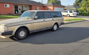 Volvo-240-1990-brown