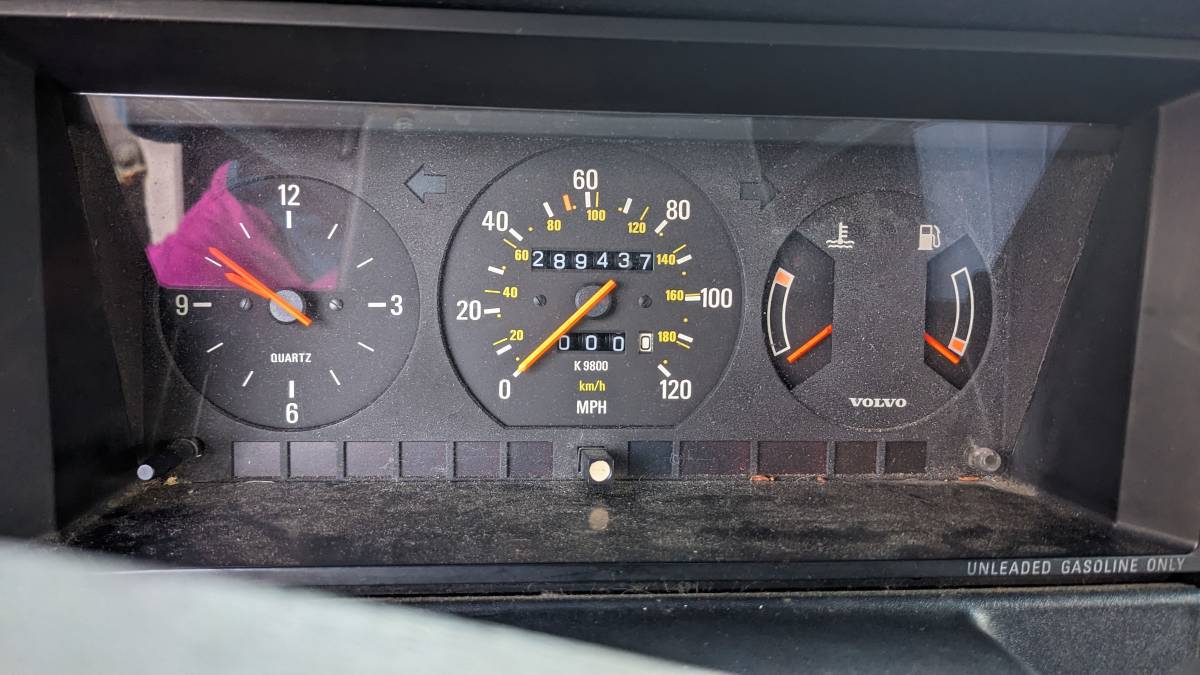 Volvo-240-1990-white-2