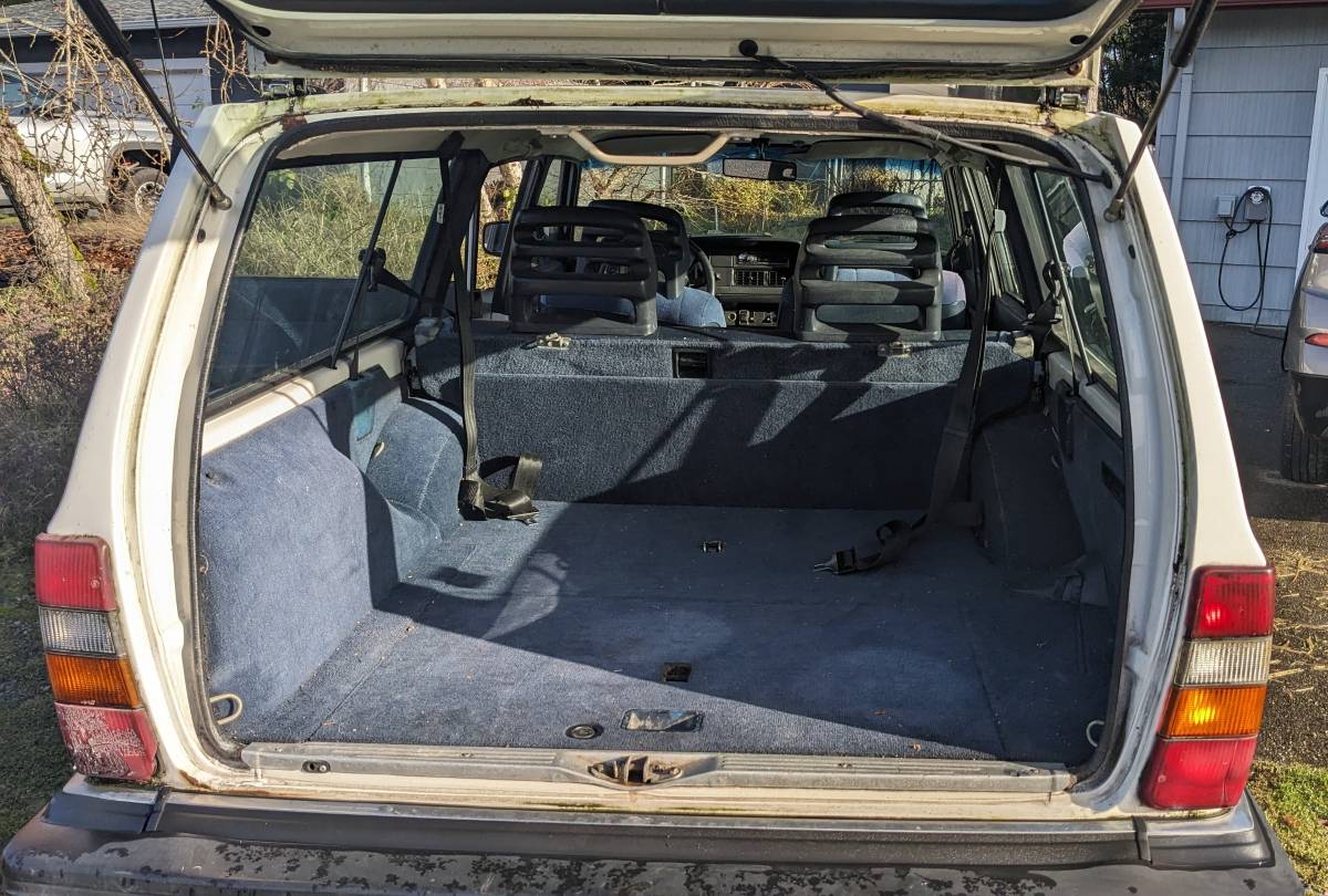 Volvo-240-1990-white-5