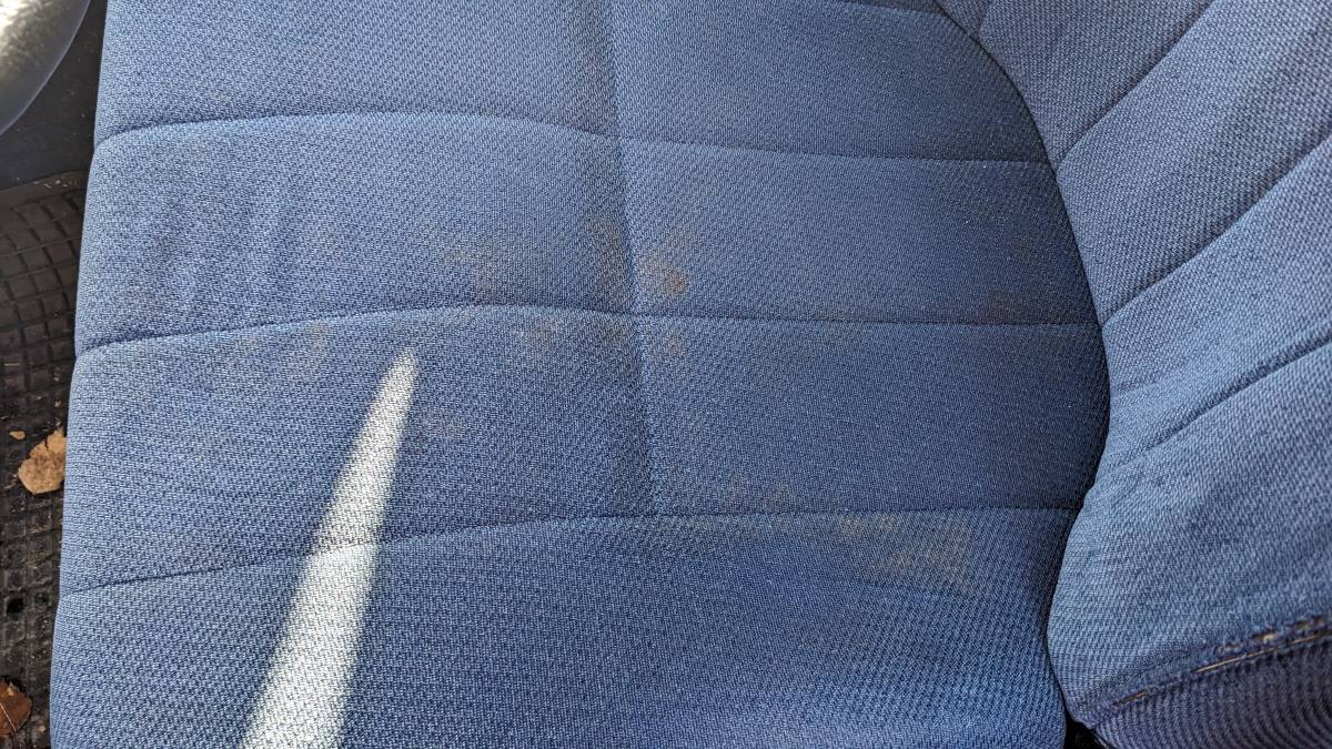 Volvo-240-1990-white-6