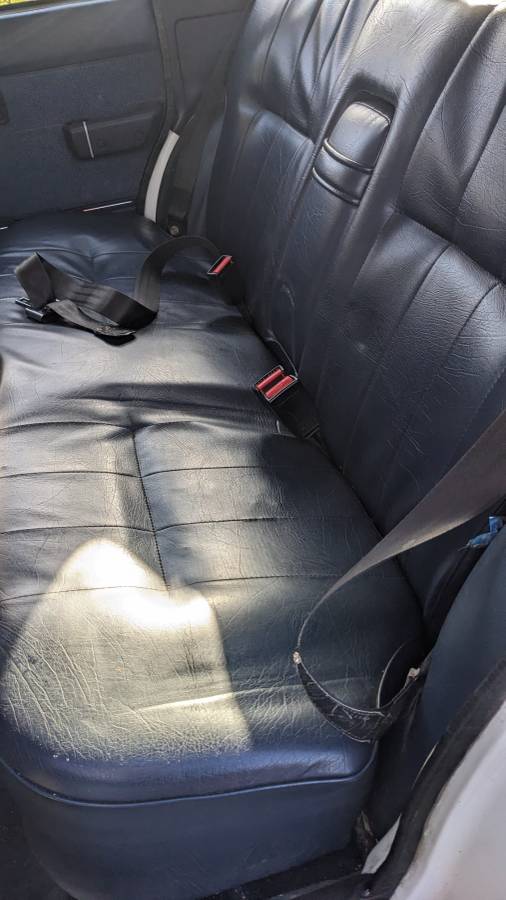 Volvo-240-1990-white-8