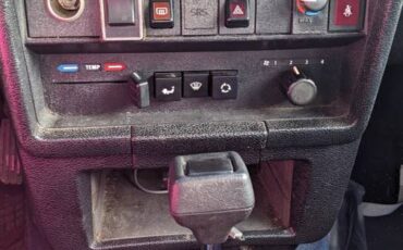 Volvo-240-1990-white-9