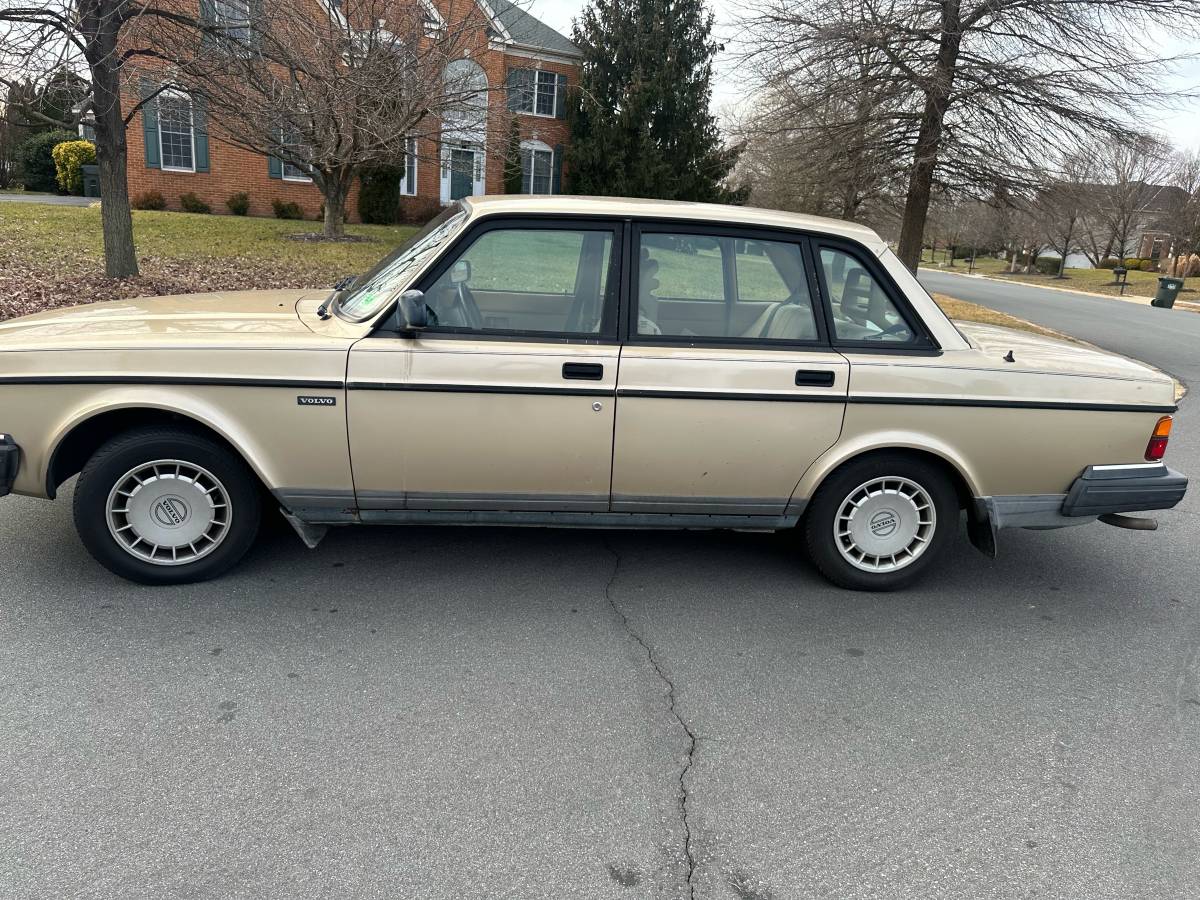 Volvo-240-1992-yellow-2