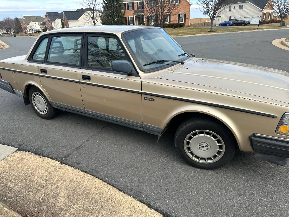 Volvo-240-1992-yellow-3